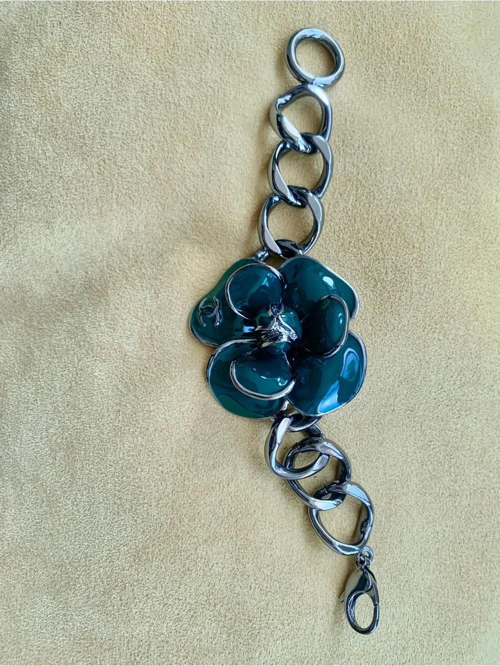 CHANEL Emeralld green metal flower Silver color braceket !